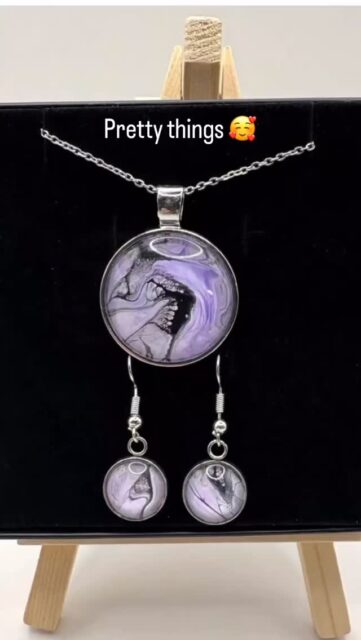 Happy Highlights number 6
Each day this week I’m going to highlight one of my favourite items on the website. 
I love how this beautiful set has such delicate lacing in it, it really is something different 🥰
The great thing about creating these designs is that each one is unique- even the earring have a slightly different pattern in them but are still a pair!
Link in bio.
#helenwalkerauthor #givethegiftofunique