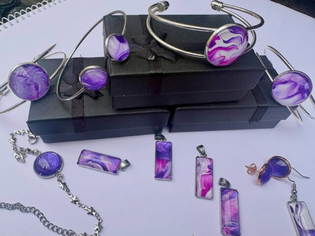 Just a snippet of the unique and beautiful jewellery that can be found on the website and at Cafe 19 
Perfect for gifts 🎁 and holiday jewellery 👙☀️🍸
Link in bio 🥰

#helenwalkerauthor #givethegiftofunique