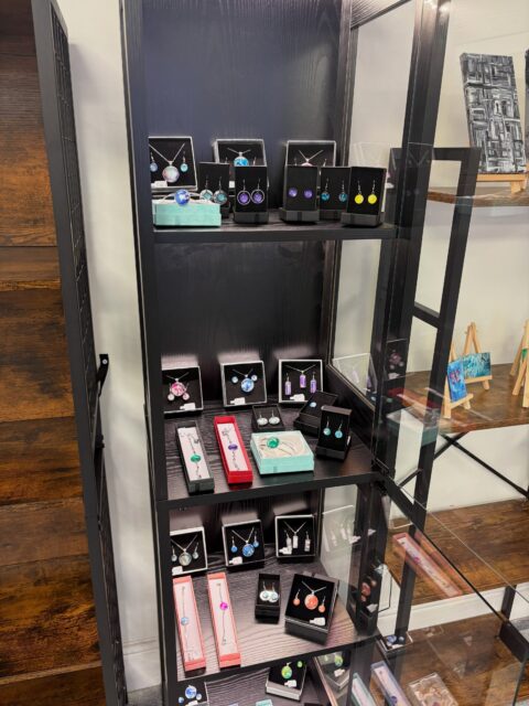 The jewellery display is up 💎🪎🥳 Isn’t she gorgeous!
I cannot tell you how many swears went along with putting this beauty together but she’s worth it 🥰