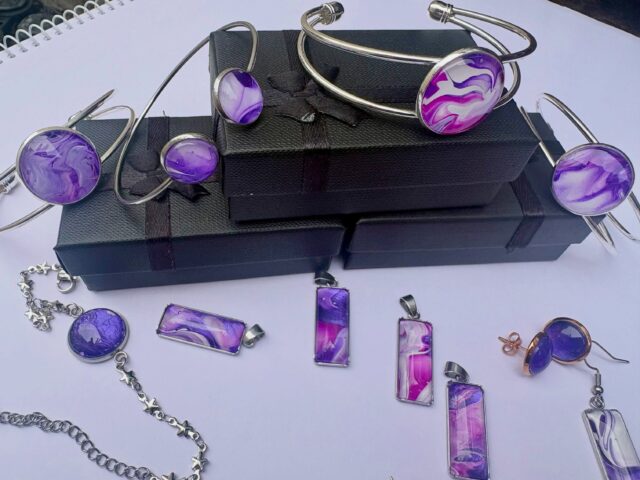 If you’re looking for some beautiful and affordable holiday or gift jewellery, look no further! 🥰
Earrings, necklaces, pendant and earring sets and bracelets available from the website and also from Cafe 19 in Wakefield. 
Link in bio
#helenwalkerauthor #givethegiftofunique
