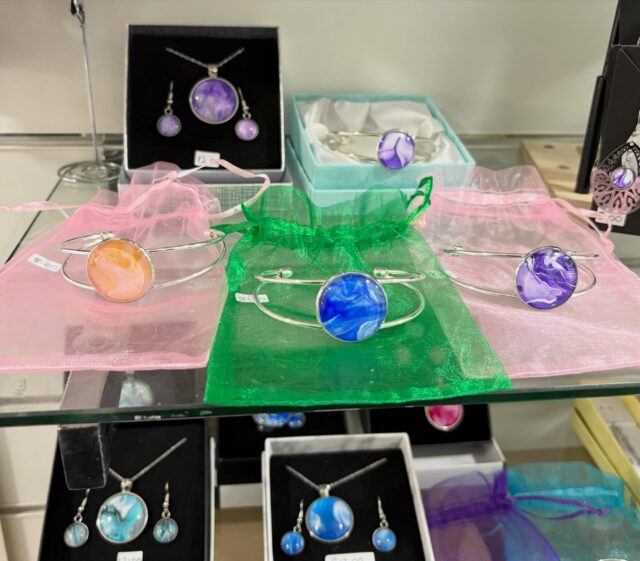 I love adding beautiful new things 🥰
New items added to the shelves at Cafe 19 ☕️ 
 #helenwalkerauthor  #givethegiftofunique