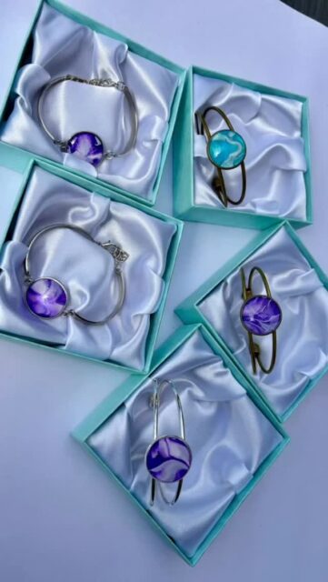 After a bit of an argument with a bee 🐝 I’ve managed to take some (not so great) photos of the new shiny creations.
Perfect holiday jewellery ☀️🌞👙
Cuff bracelets £8 each
Earrings range from £4.50- £6 
Pendant and earring sets £12
These will be heading to the website, cafe 19 and the craft market this week 🥰
#helenwalkerauthor #givethegiftofunique